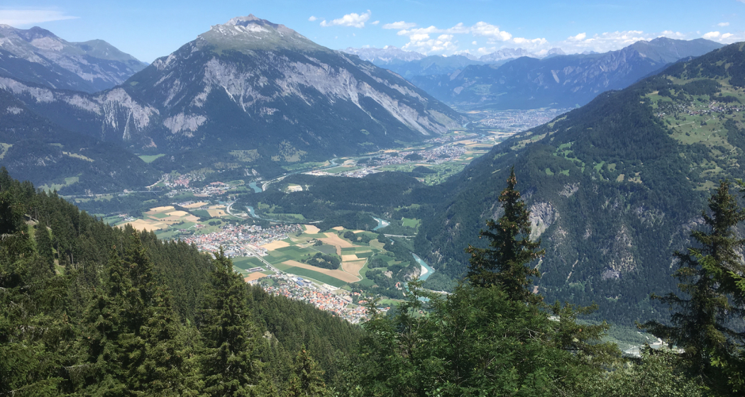 Ausblick von der Rhäzünser Alp ins Churer Rheintal und auf den Calanda Ausblick von der Rhäzünser Alp ins Churer Rheintal und auf den Calanda